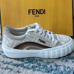 Authentic Fendi Sneaker Tes.Jacq.FF+Logo+Patch Rainbow
Beige logo w/gold/silver.
